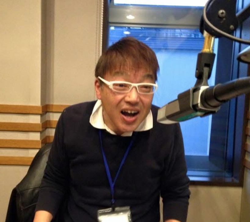 ラジオスタジオで話す村田聡